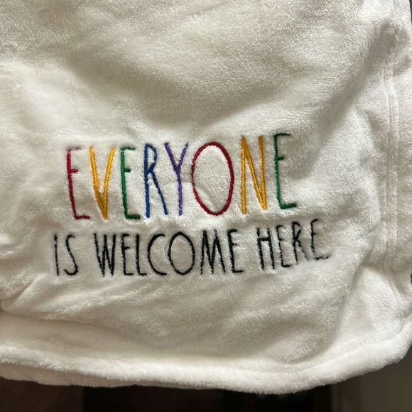 NWT RAE DUNN EVERYONE IS WELCOME HERE RAINBOW 🌈 EMBROIDERED PLUSH THROW - Picture 8 of 13